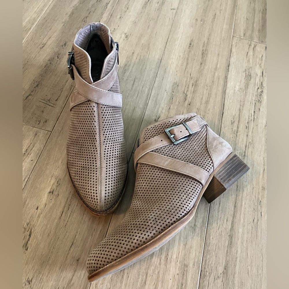 Vince Camuto tan textured leather crossover ankle strap sidezip heeled boots 7.5